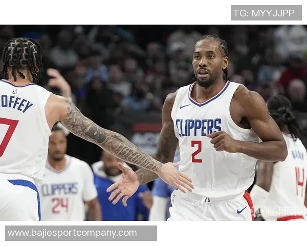 莱昂纳德半场状态火热三分球连中五记砍下18分助球队争胜