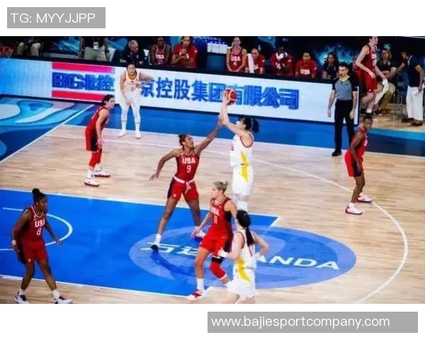 WNBA球星里斯携维密内衣展现完美身材引发时尚热潮